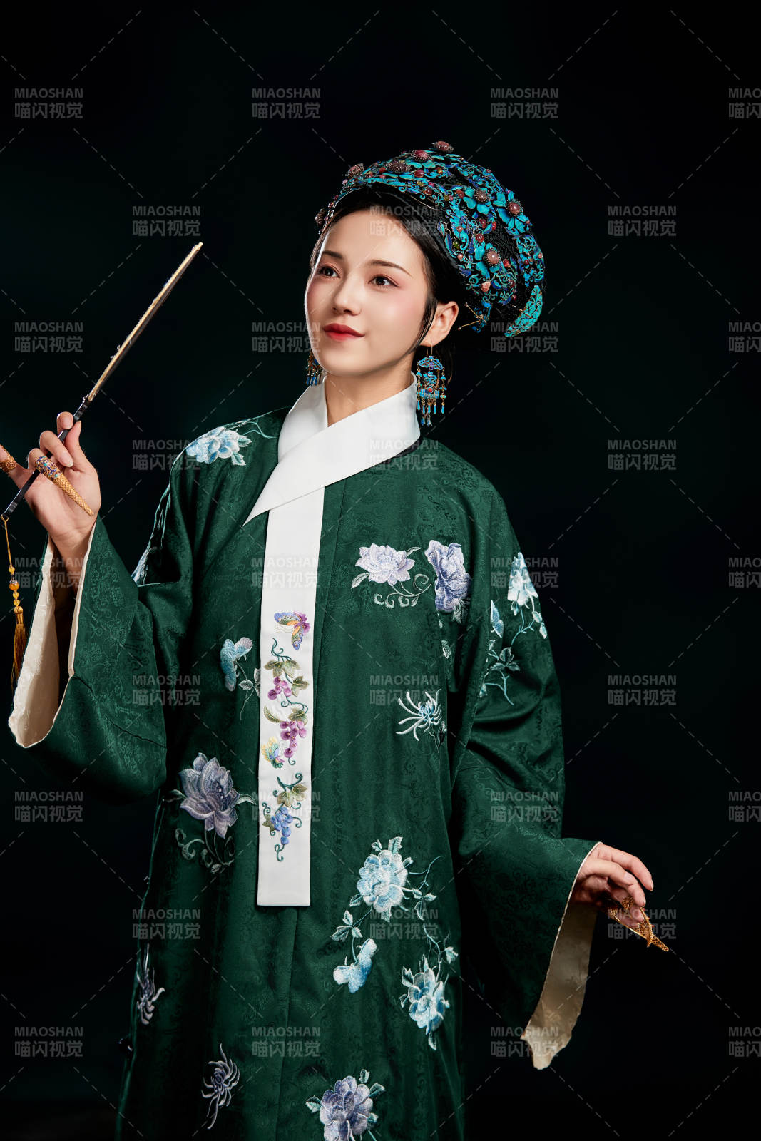 展示中国清朝宫廷服饰的亚洲女性