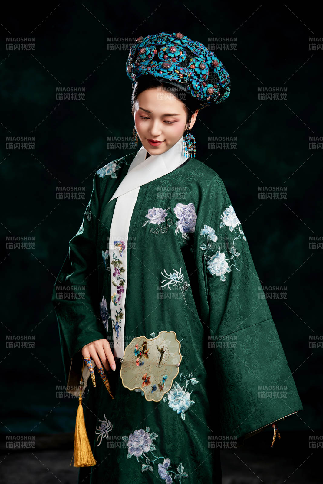 展示中國清朝宮廷服飾的亞洲女性