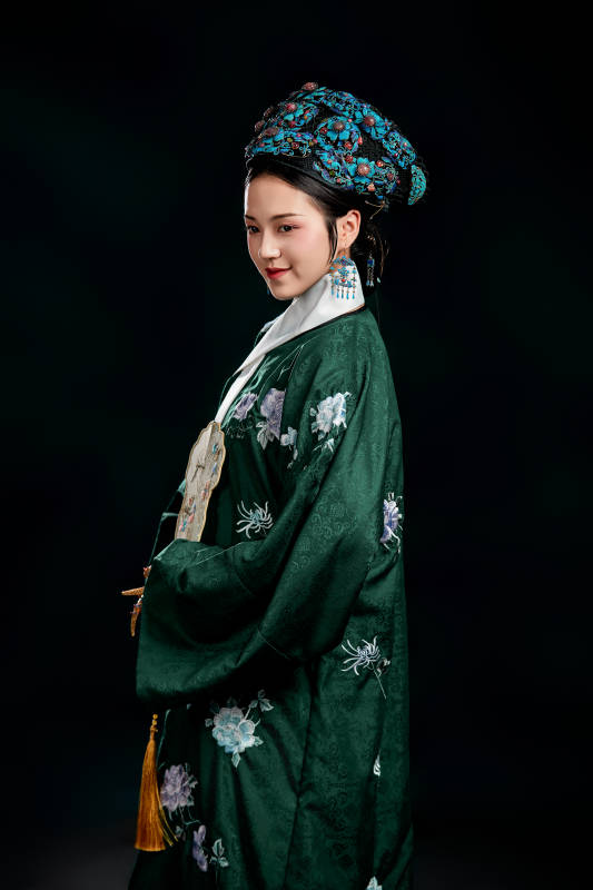 展示中国清朝宫廷服饰的亚洲女性