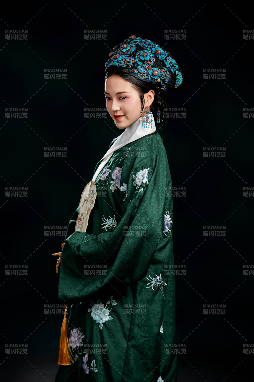 展示中国清朝宫廷服饰的亚洲女性