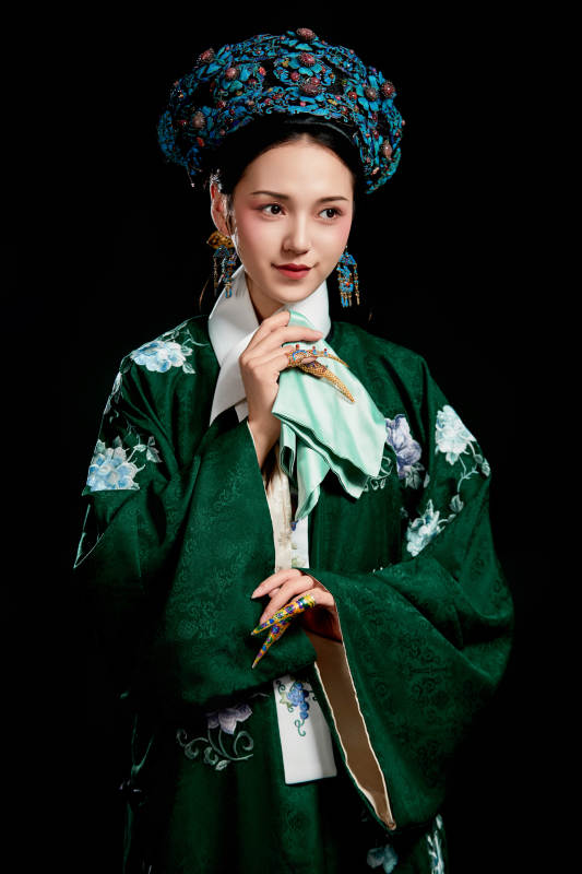展示中国清朝宫廷服饰的亚洲女性