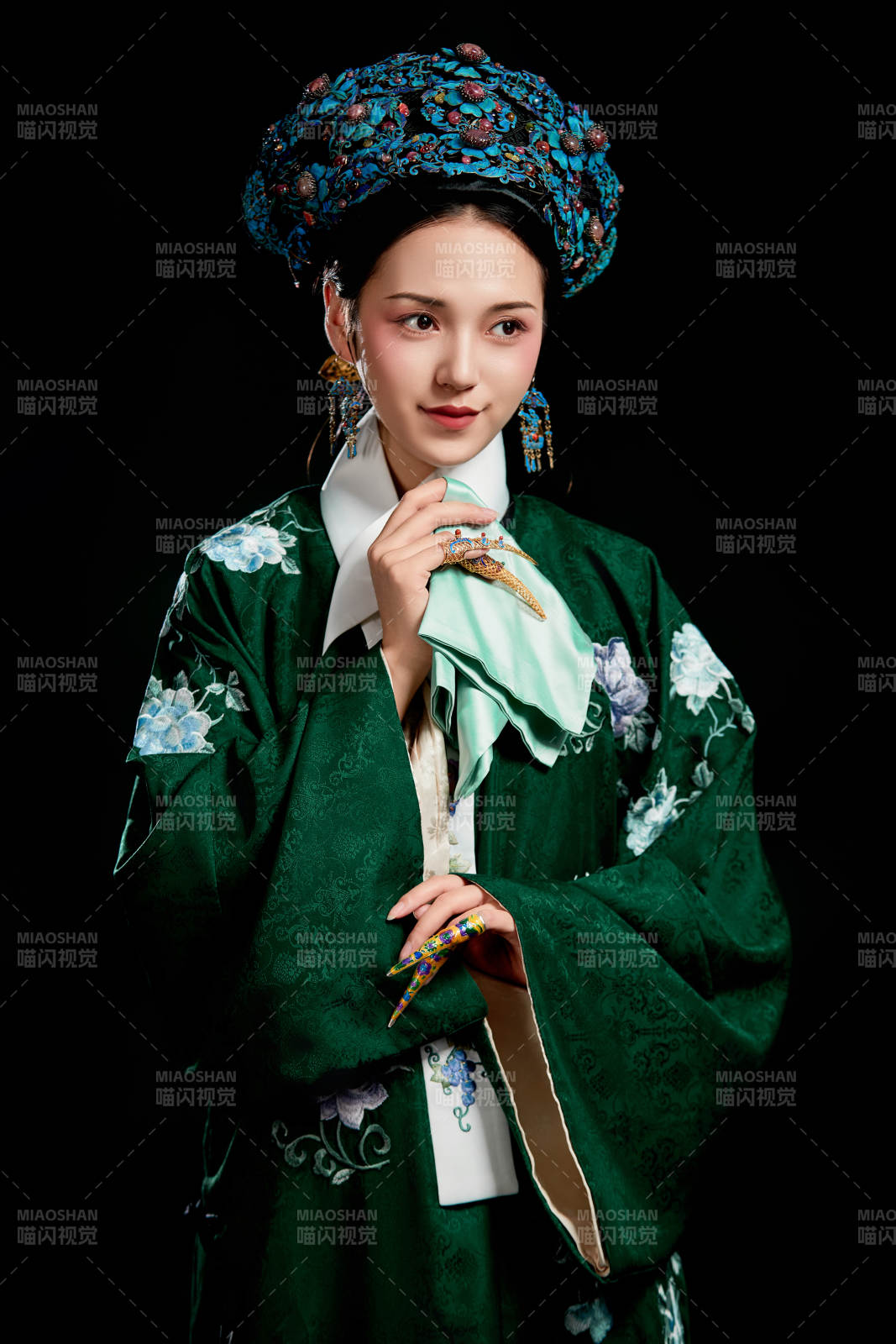 展示中国清朝宫廷服饰的亚洲女性