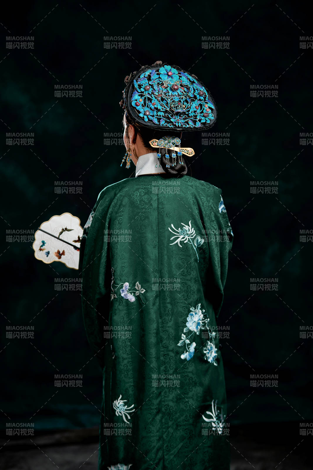 展示中国清朝宫廷服饰的亚洲女性