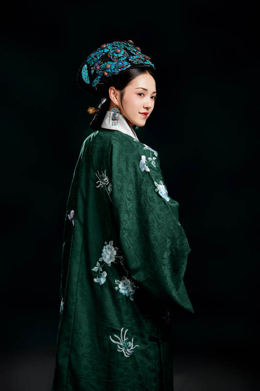 展示中国清朝宫廷服饰的亚洲女性