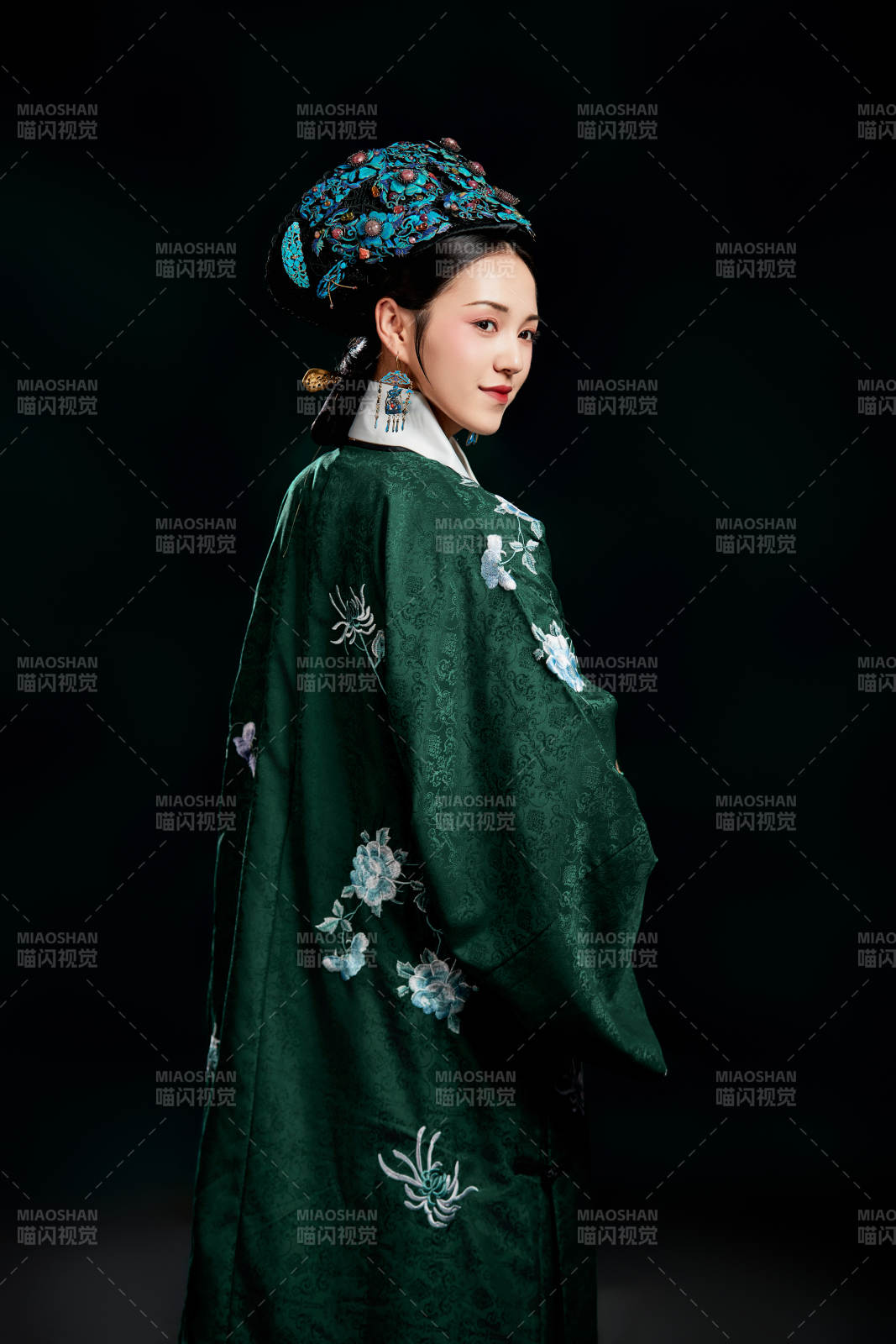 展示中国清朝宫廷服饰的亚洲女性