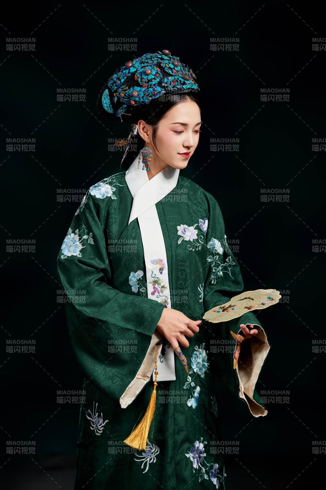 展示中国清朝宫廷服饰的亚洲女性