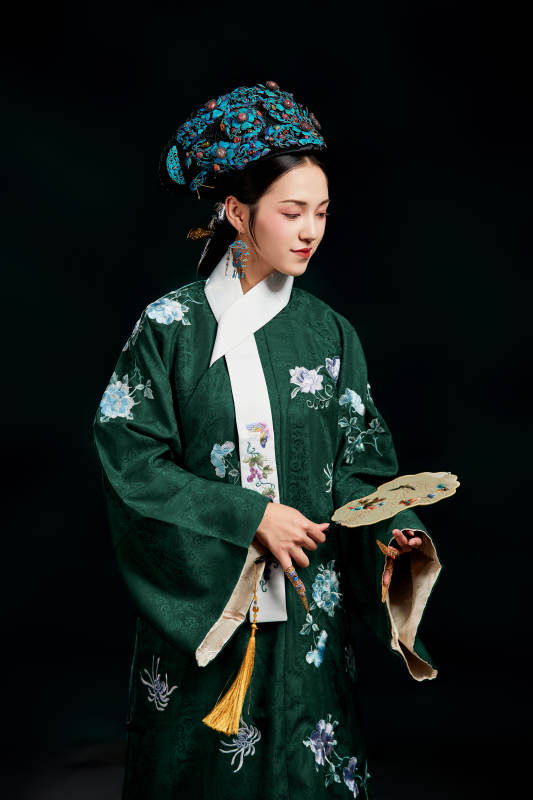 展示中国清朝宫廷服饰的亚洲女性