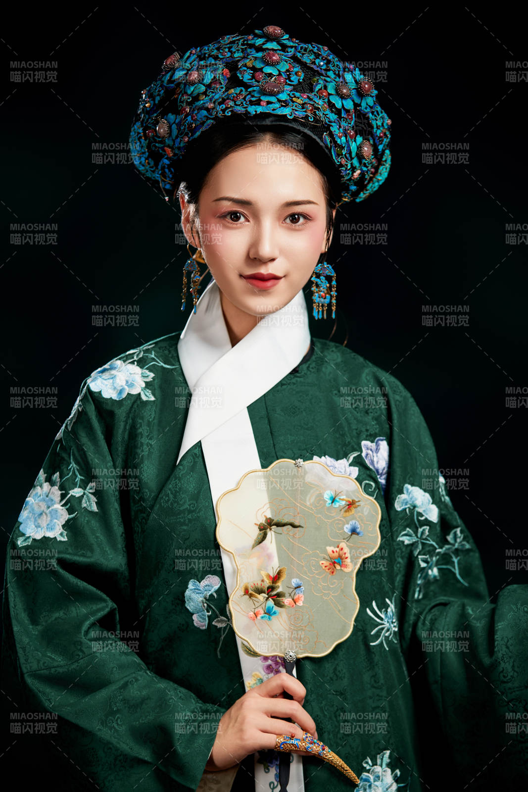 展示中國清朝宮廷服飾的亞洲女性