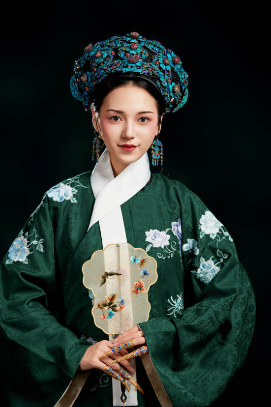 展示中国清朝宫廷服饰的亚洲女性