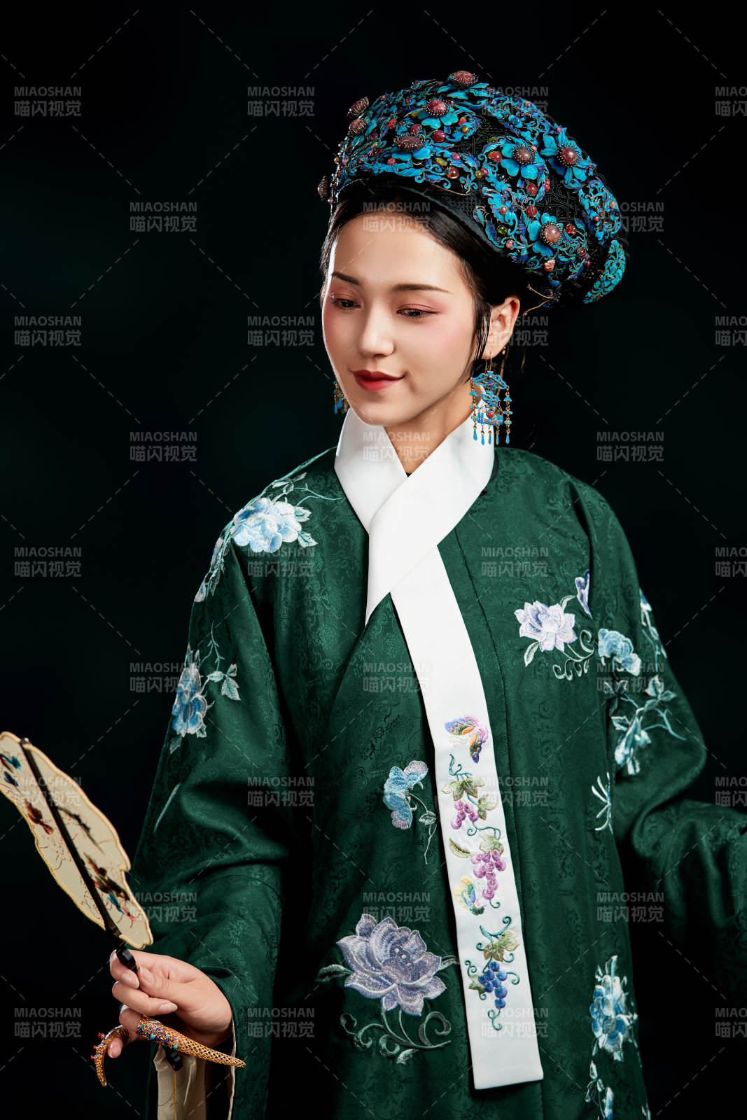 展示中國清朝宮廷服飾的亞洲女性