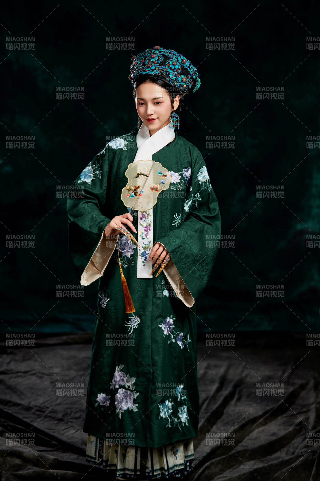 展示中國清朝宮廷服飾的亞洲女性