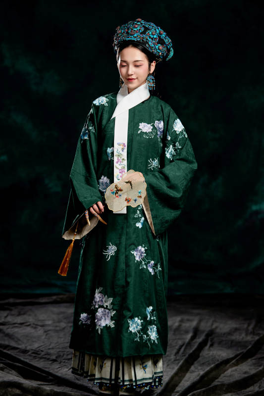 展示中国清朝宫廷服饰的亚洲女性