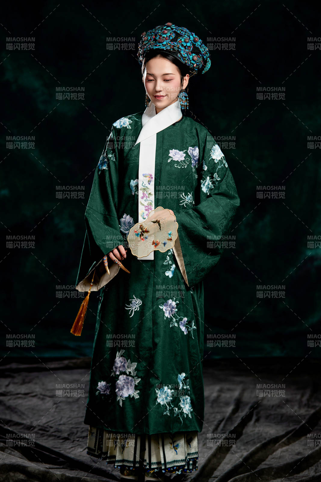 展示中国清朝宫廷服饰的亚洲女性