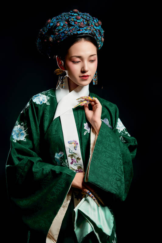 展示中国清朝宫廷服饰的亚洲女性