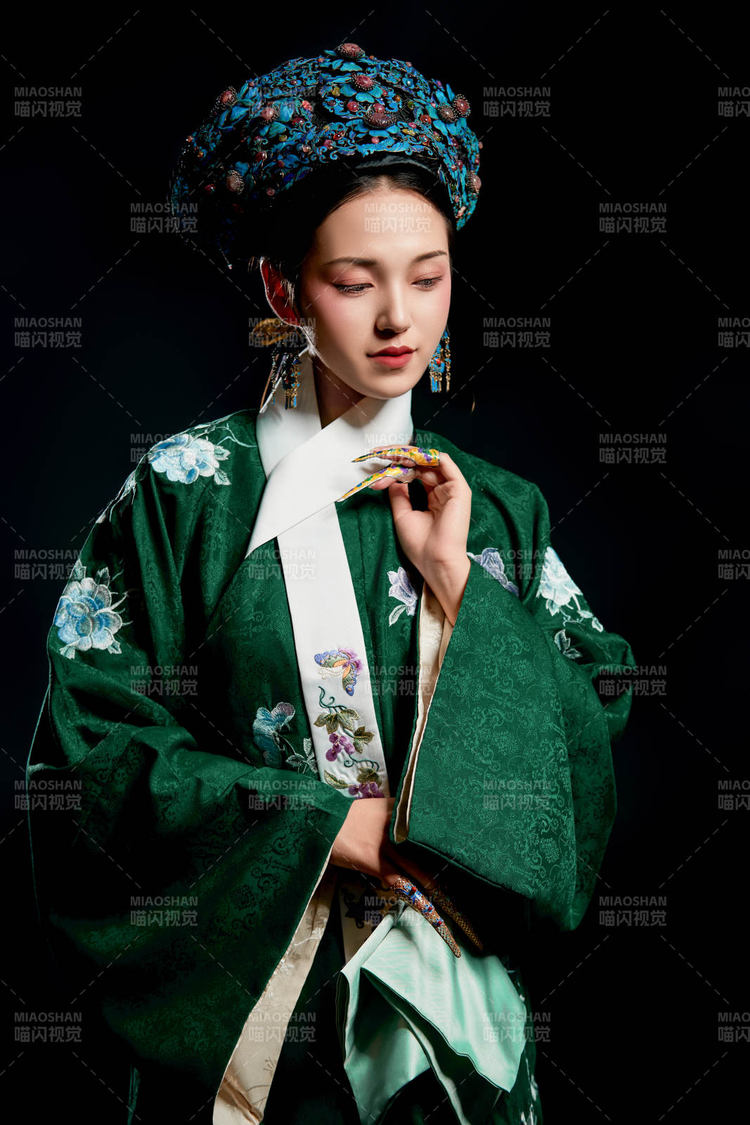 展示中国清朝宫廷服饰的亚洲女性