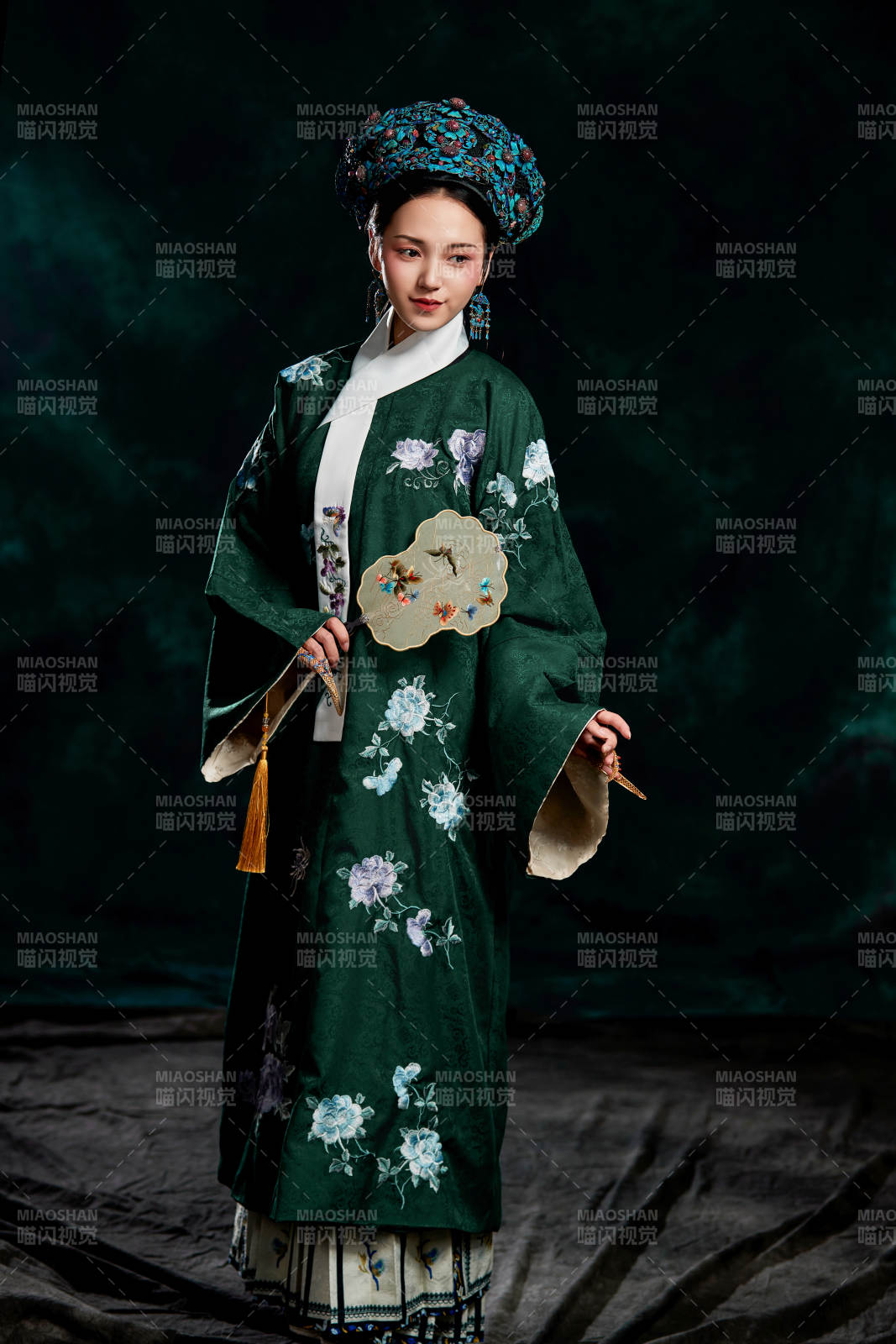 展示中國清朝宮廷服飾的亞洲女性