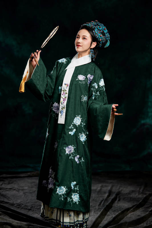 展示中国清朝宫廷服饰的亚洲女性