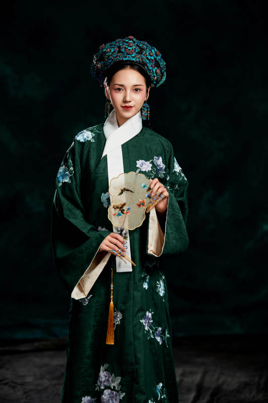 展示中国清朝宫廷服饰的亚洲女性