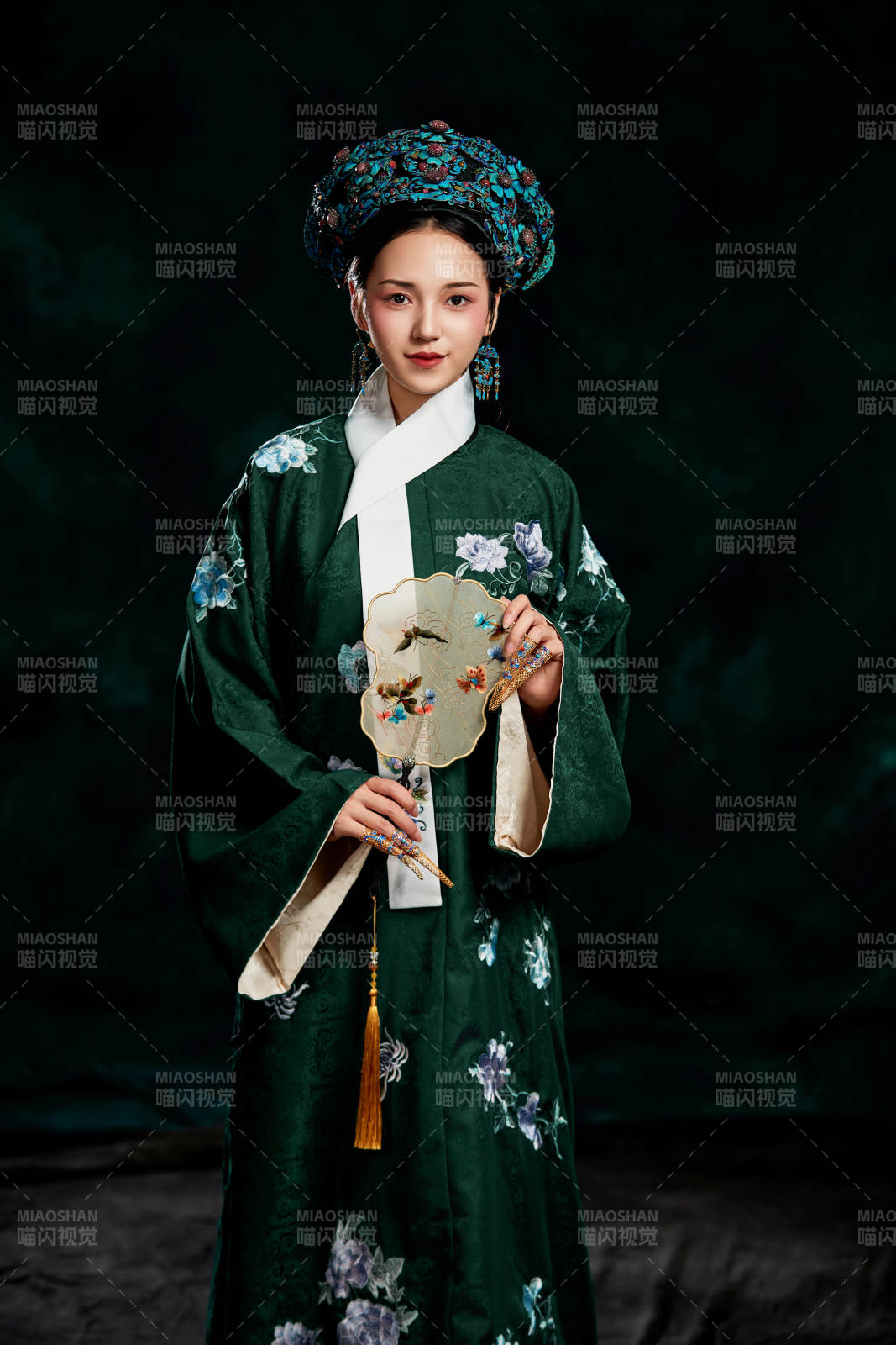 展示中国清朝宫廷服饰的亚洲女性