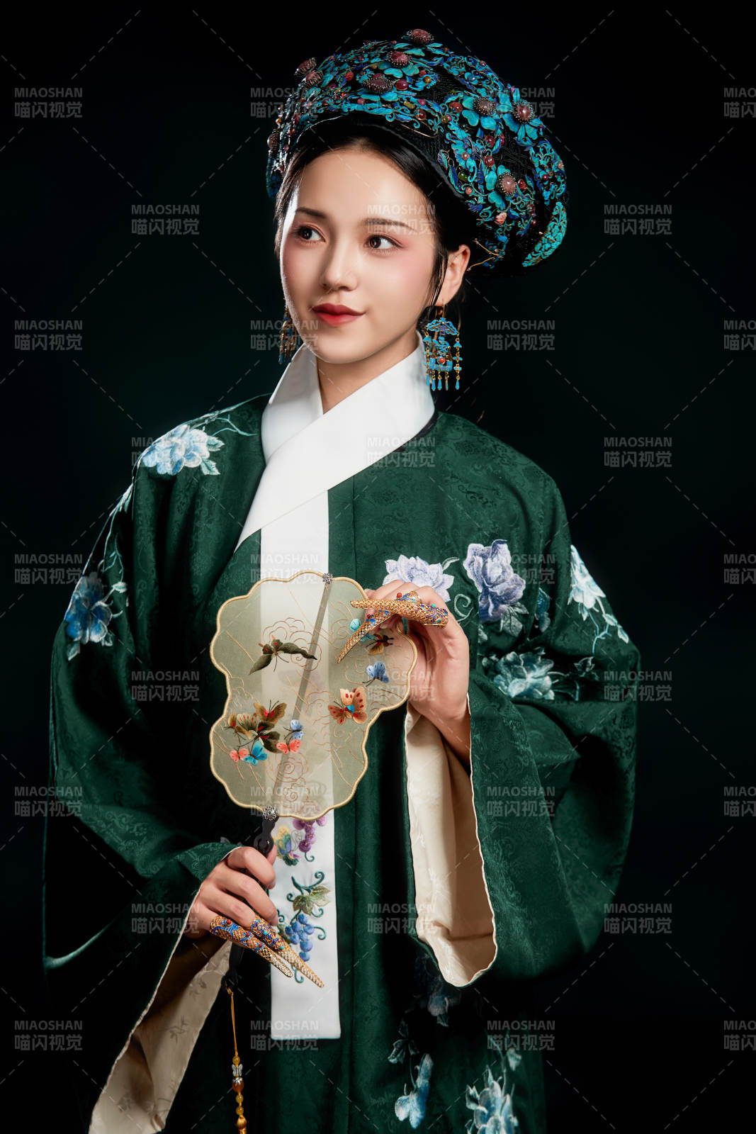 展示中国清朝宫廷服饰的亚洲女性