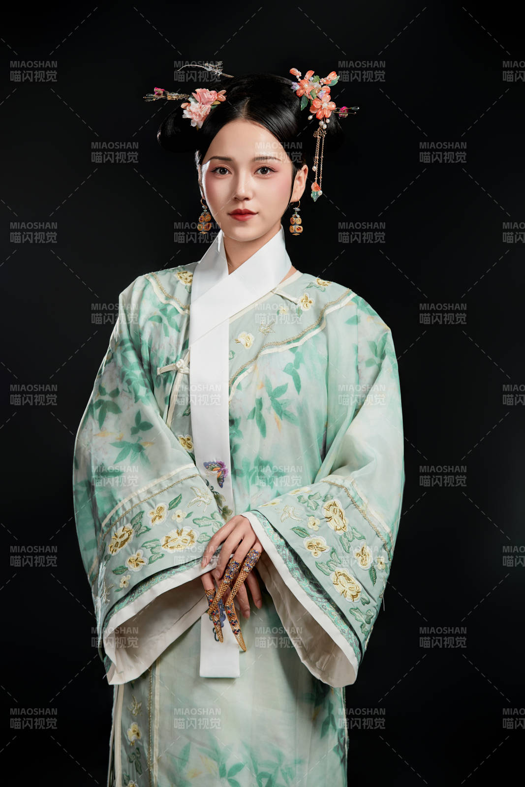 展示中国清朝宫廷服饰的亚洲女性