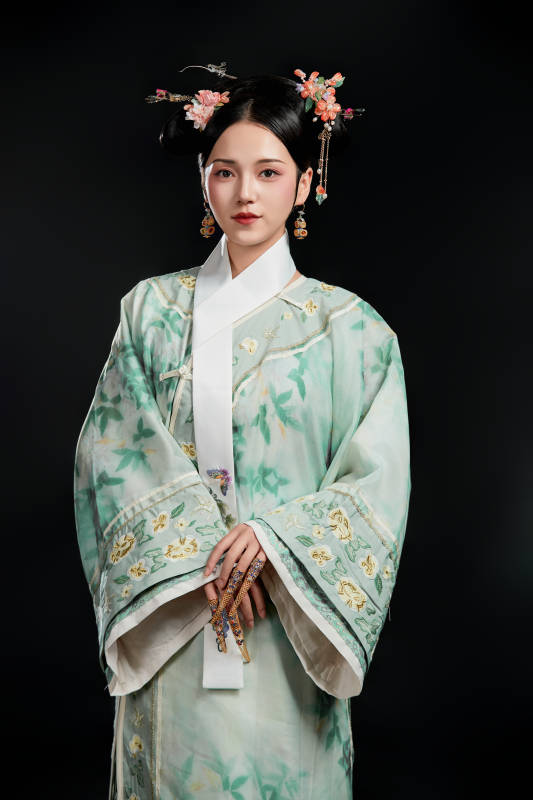 展示中国清朝宫廷服饰的亚洲女性