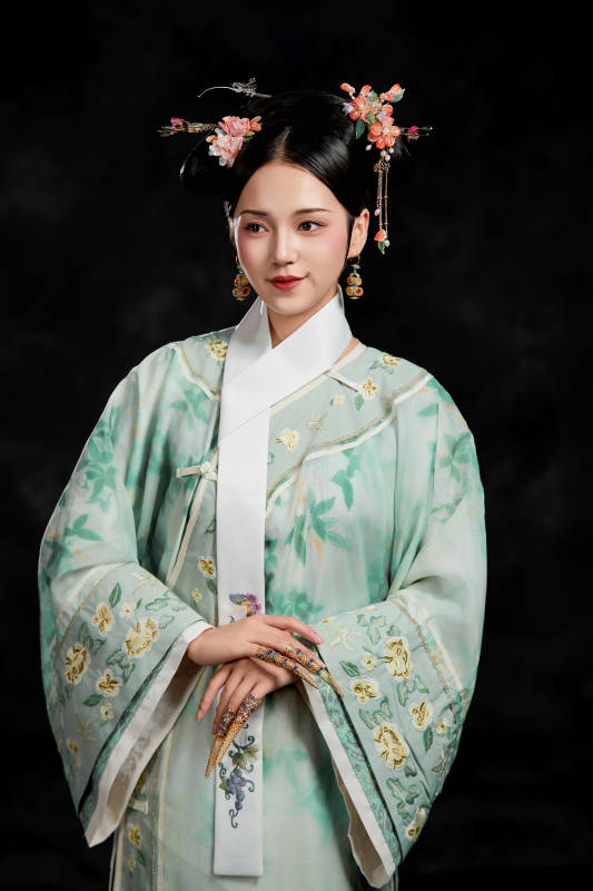 展示中国清朝宫廷服饰的亚洲女性