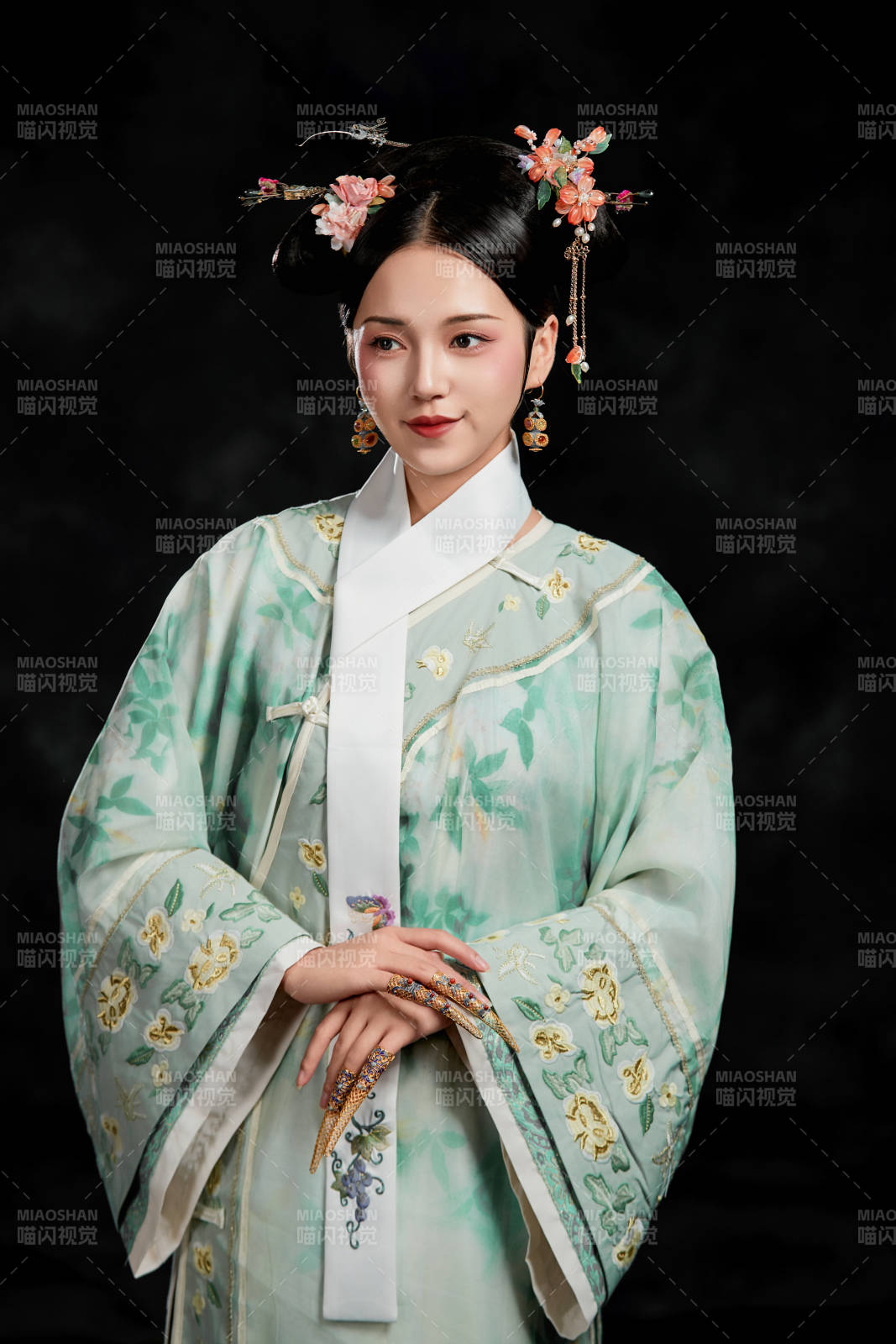 展示中国清朝宫廷服饰的亚洲女性