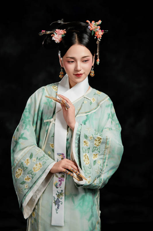 展示中国清朝宫廷服饰的亚洲女性