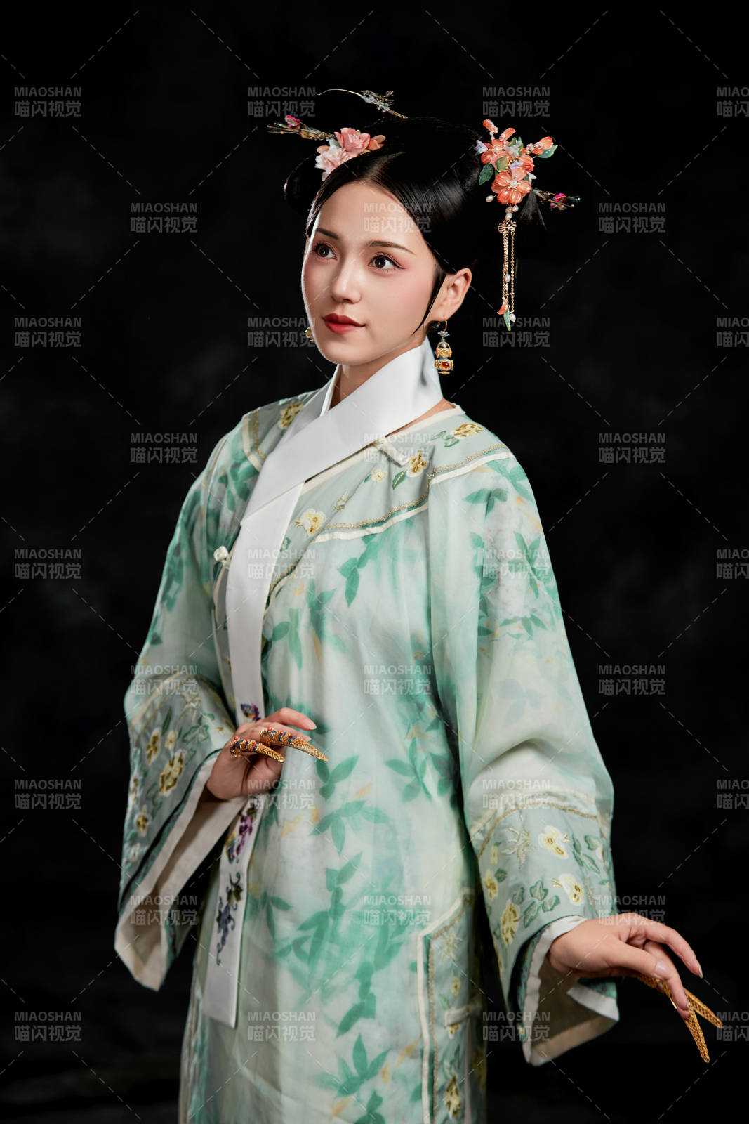 展示中国清朝宫廷服饰的亚洲女性