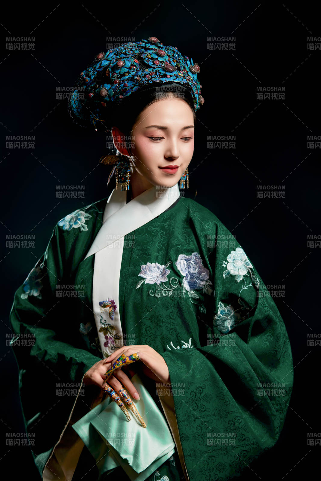 展示中國清朝宮廷服飾的亞洲女性