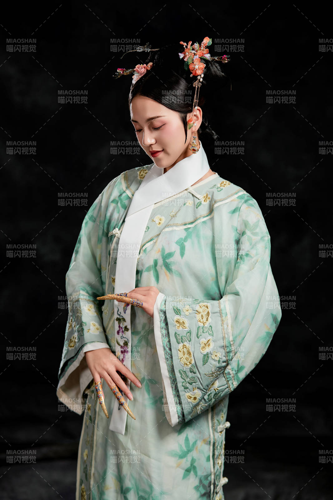 展示中國清朝宮廷服飾的亞洲女性