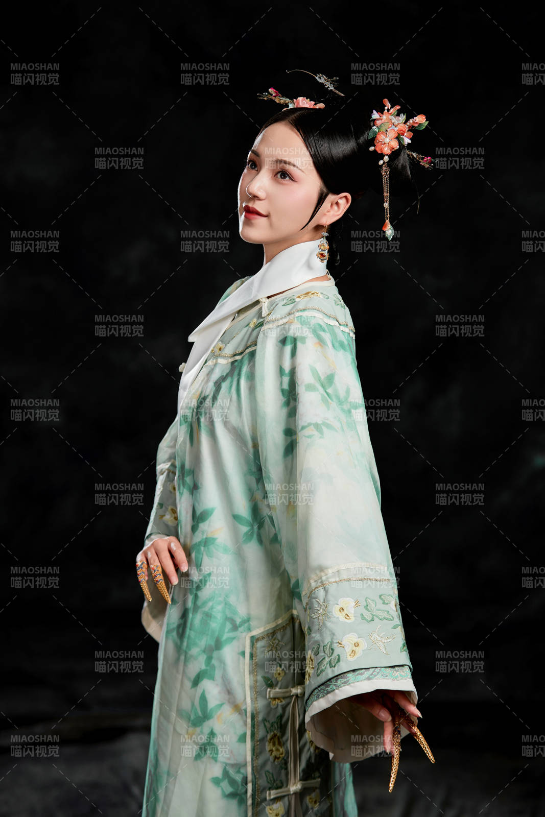 展示中國清朝宮廷服飾的亞洲女性