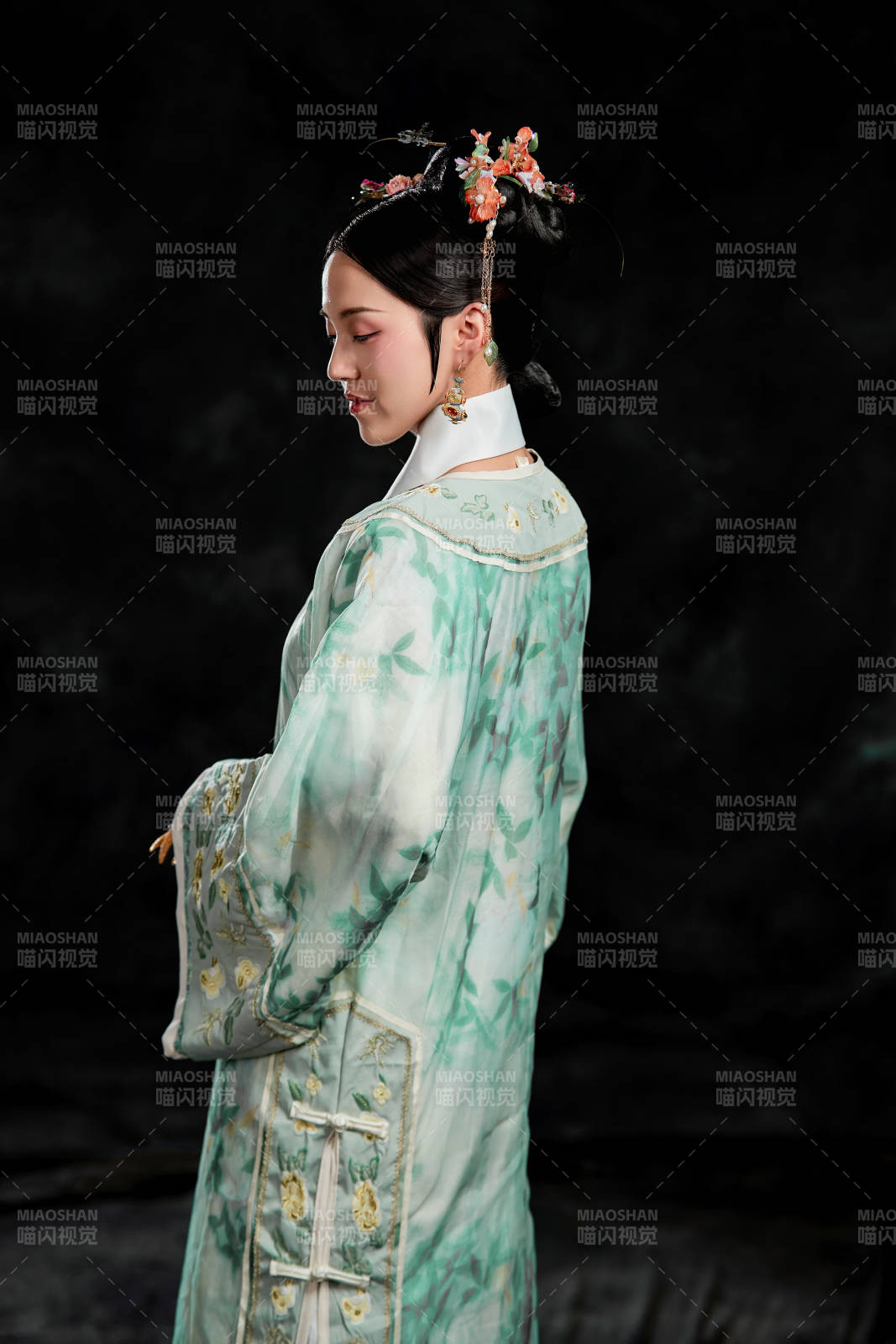 展示中國清朝宮廷服飾的亞洲女性