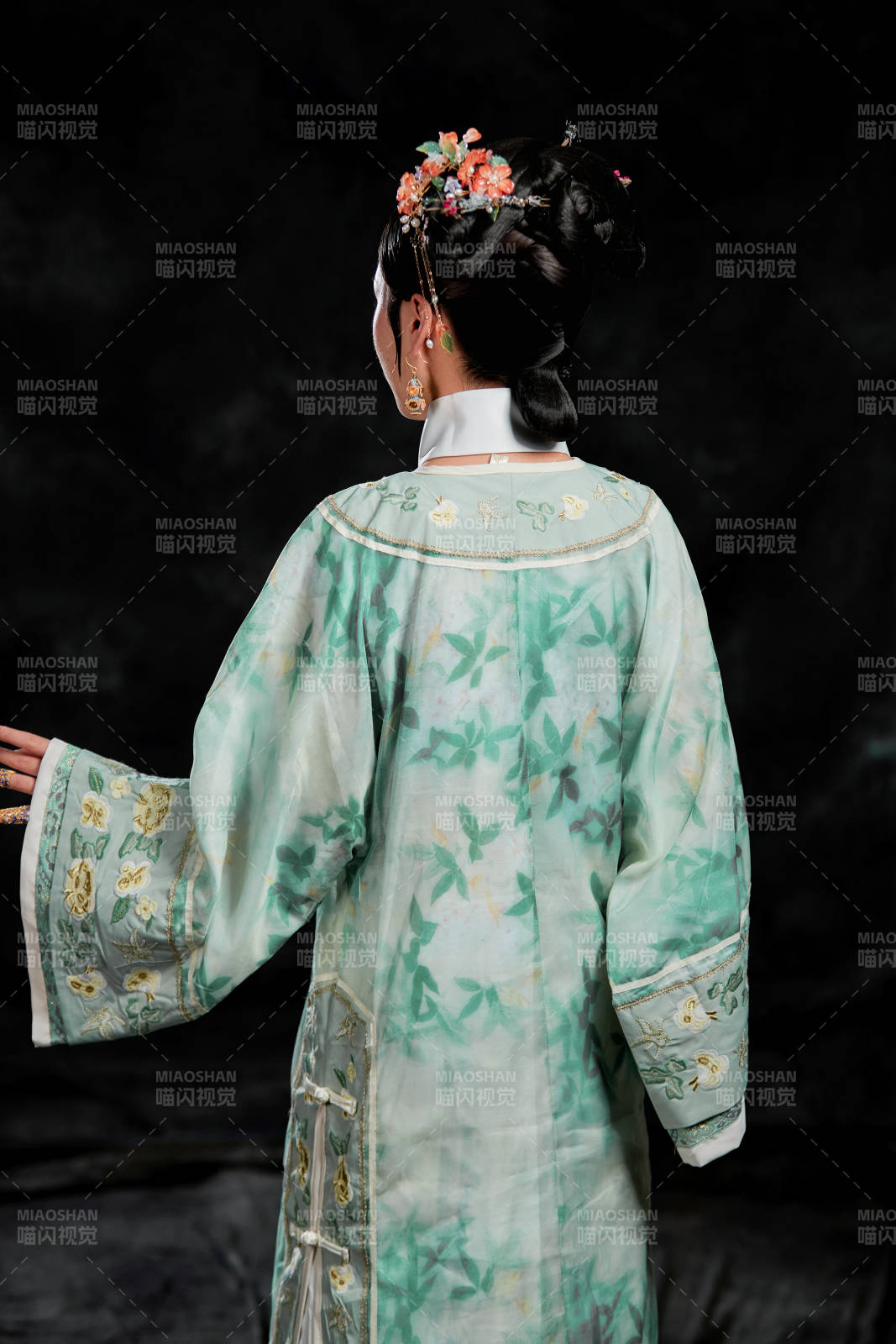 展示中國清朝宮廷服飾的亞洲女性