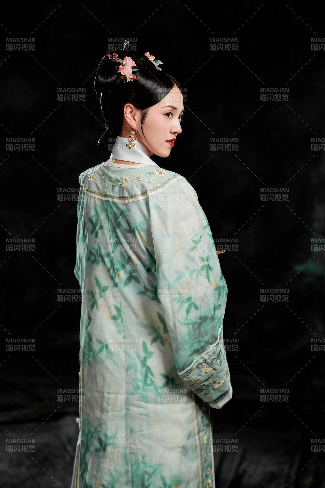 展示中国清朝宫廷服饰的亚洲女性