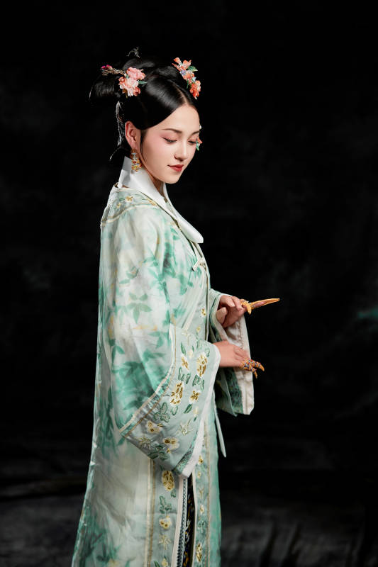 展示中国清朝宫廷服饰的亚洲女性