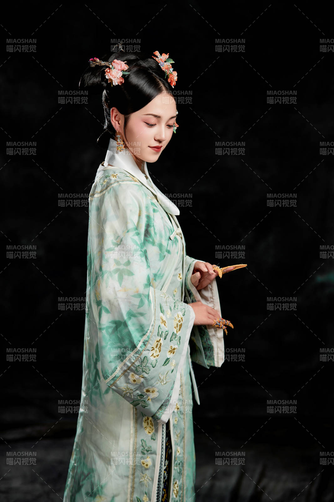 展示中国清朝宫廷服饰的亚洲女性