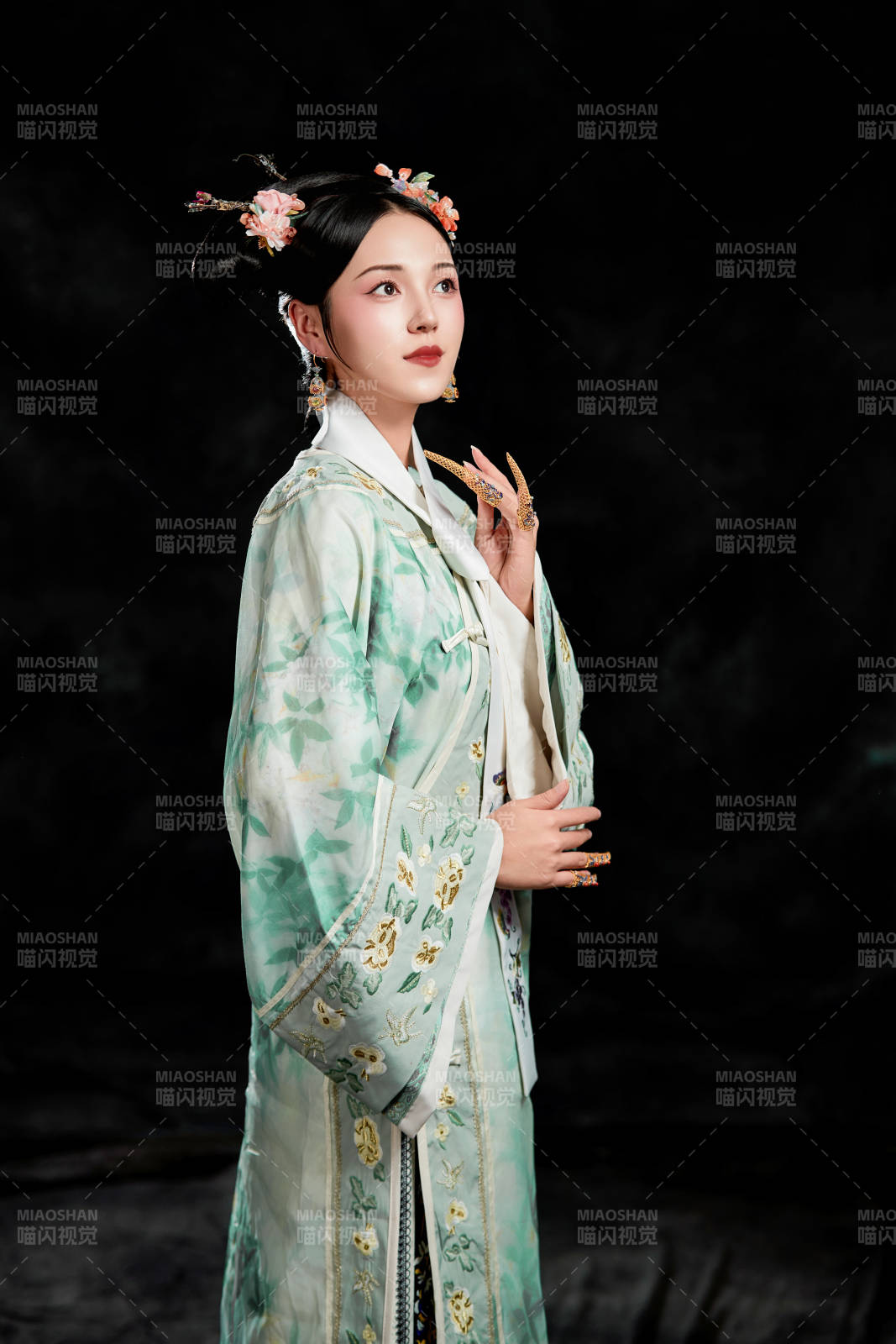 展示中國(guó)清朝宮廷服飾的亞洲女性