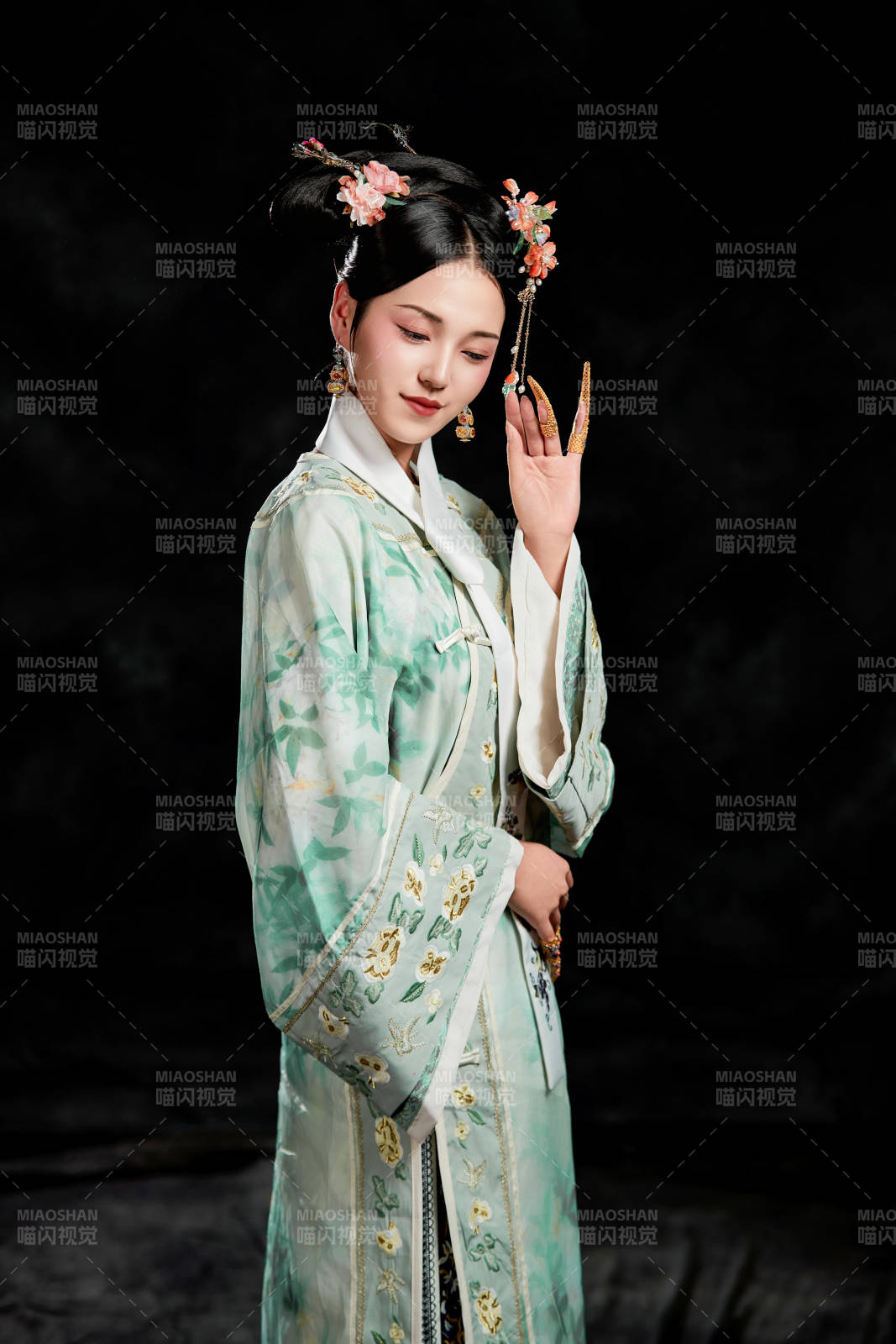 展示中国清朝宫廷服饰的亚洲女性