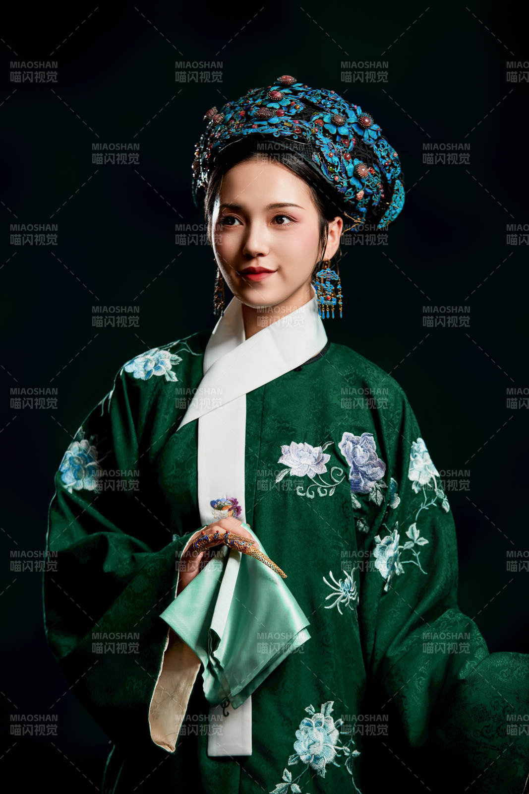 展示中國清朝宮廷服飾的亞洲女性