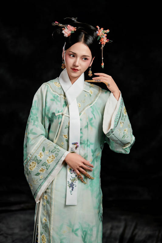 展示中国清朝宫廷服饰的亚洲女性