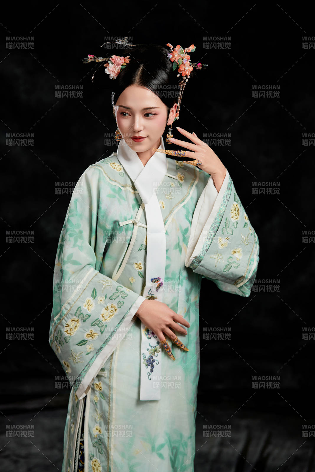 展示中国清朝宫廷服饰的亚洲女性