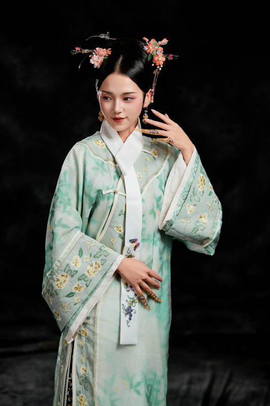 展示中国清朝宫廷服饰的亚洲女性