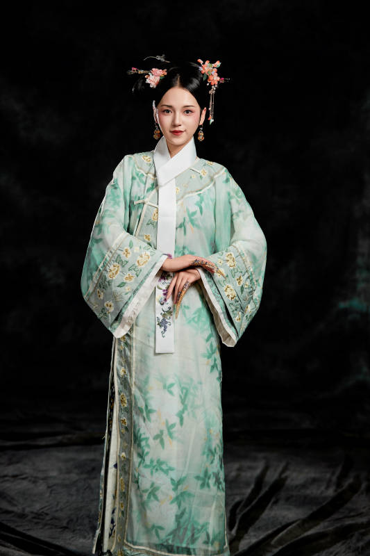 展示中国清朝宫廷服饰的亚洲女性