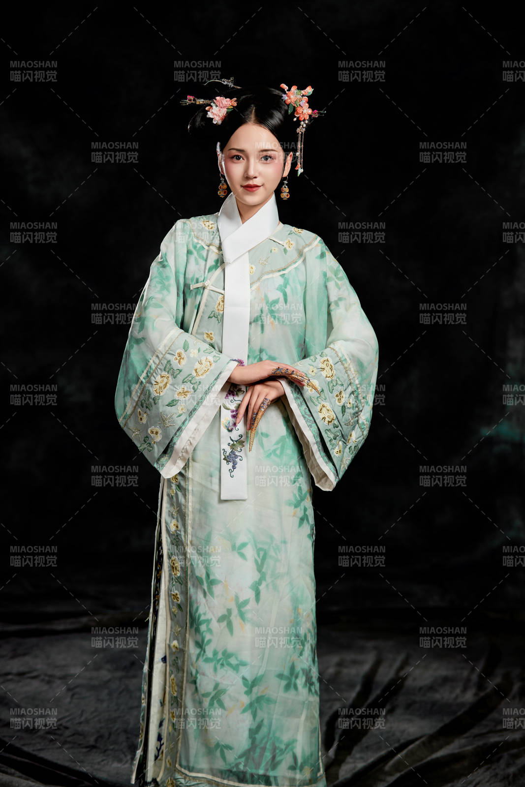 展示中国清朝宫廷服饰的亚洲女性