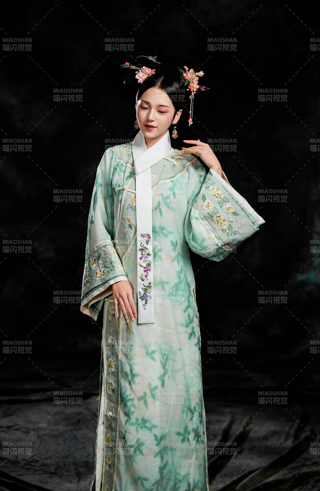 展示中国清朝宫廷服饰的亚洲女性