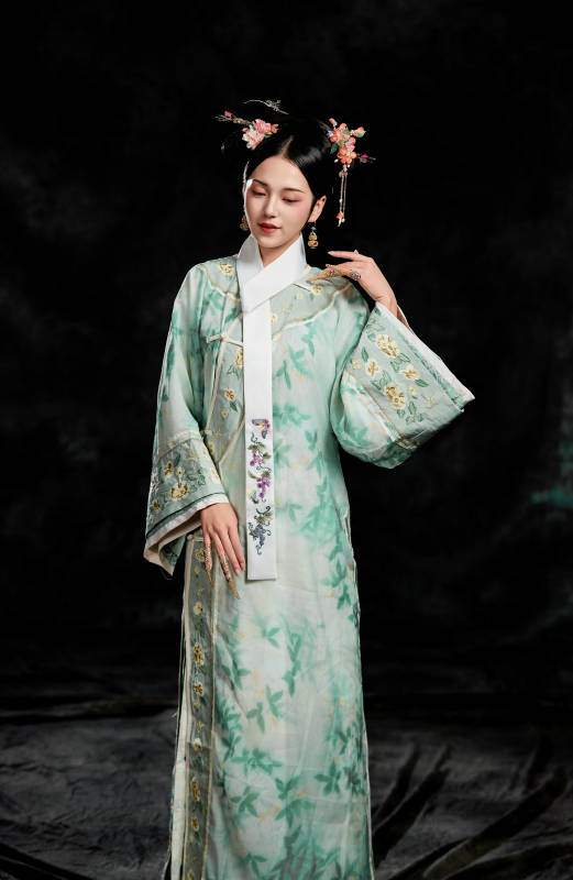 展示中国清朝宫廷服饰的亚洲女性