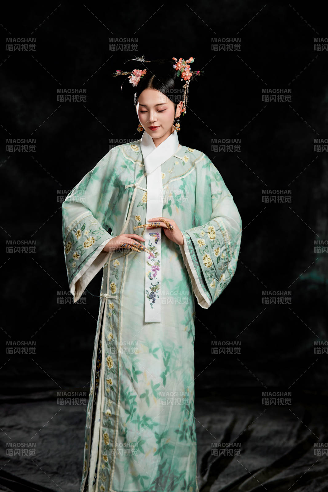 展示中国清朝宫廷服饰的亚洲女性