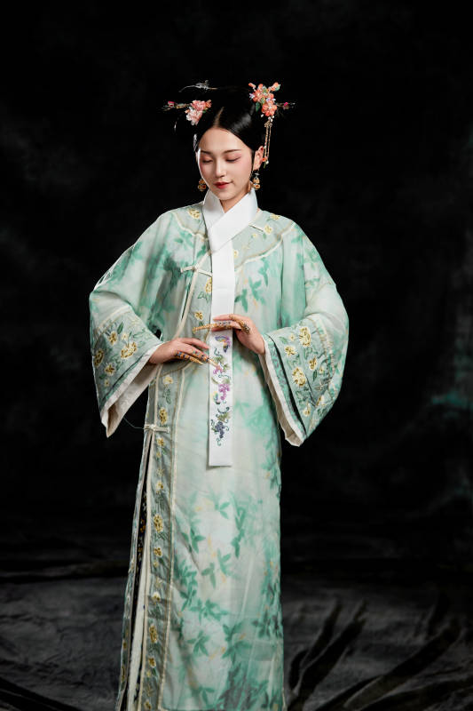 展示中国清朝宫廷服饰的亚洲女性